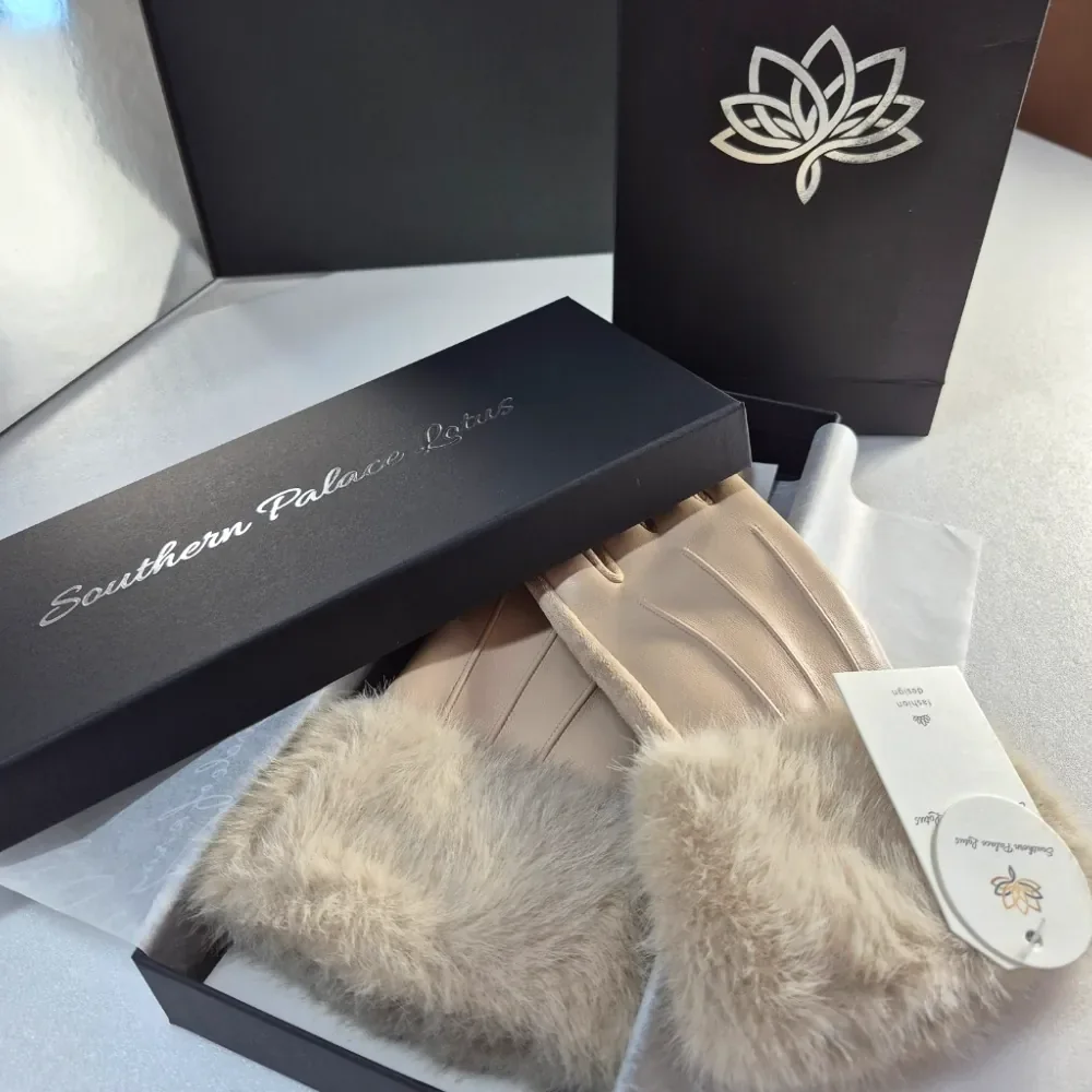 블랙 하드 박스와 로터스 쇼핑백, 장갑