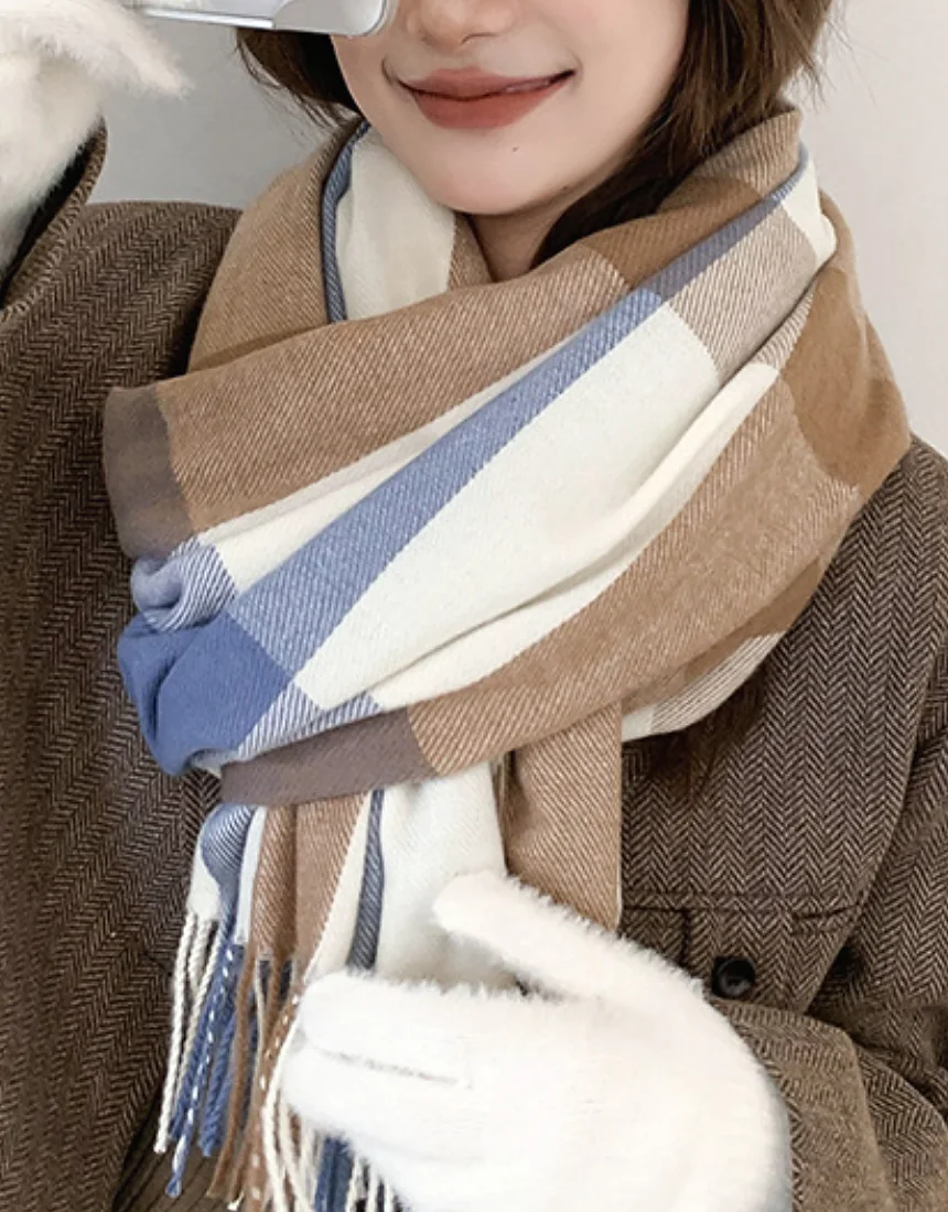 스모키 블루 체크 머플러를 매듭지어 두른 모습