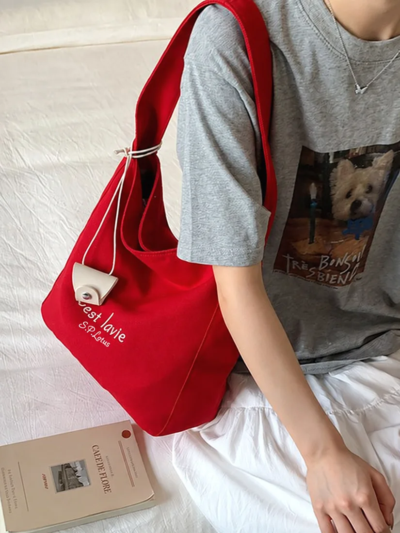 레드 캔버스 토트백을 멘 데일리 코디
